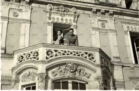 Couple avec enfant au balcon - Château de Beauregard